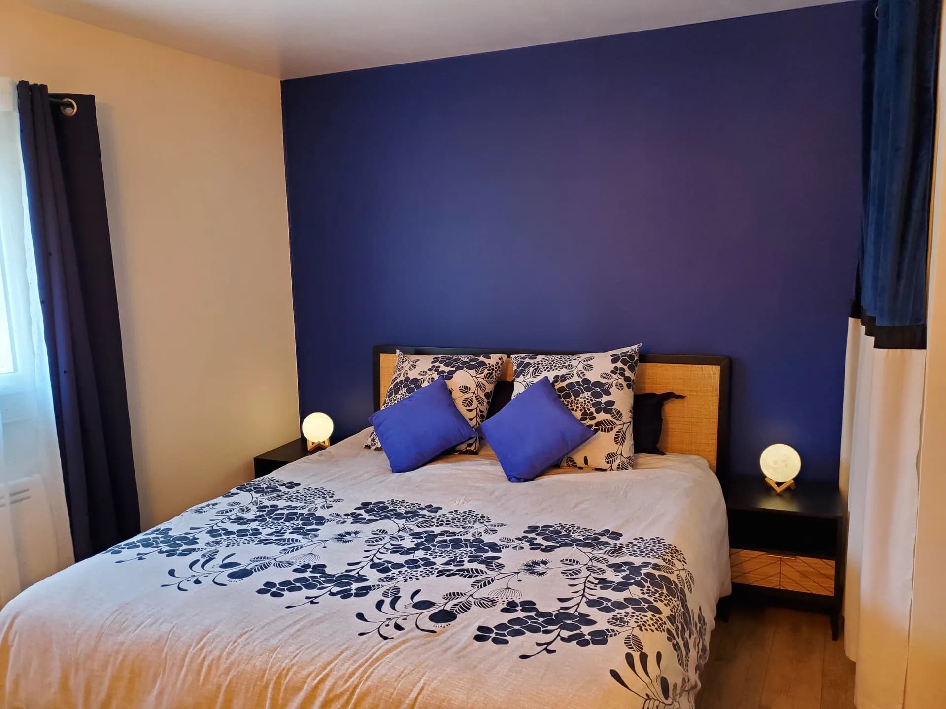 Chambre avec lit double et lampes de chevet lune