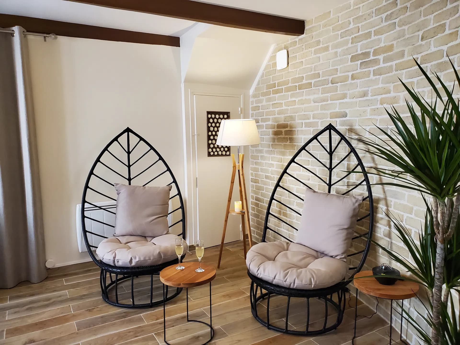 Coin détente : deux fauteuils œuf et coupes de champagne