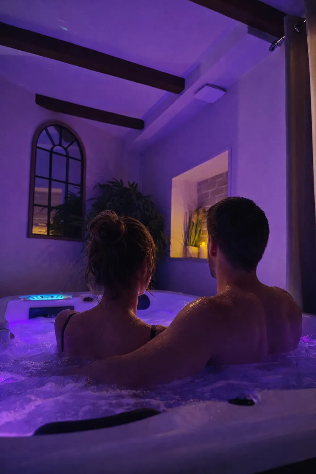 Couple profitant du spa privatif aux bougies