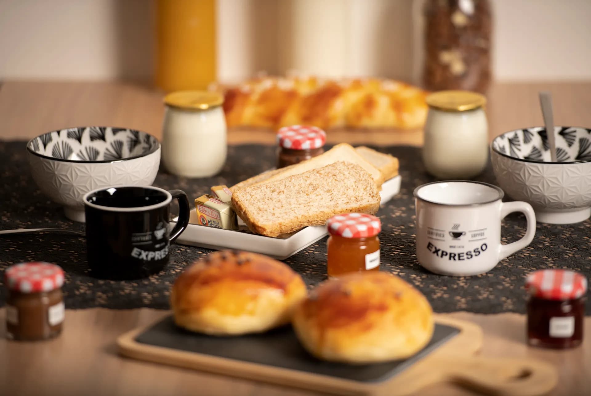 Petit-déjeuner gourmand offert, servi en amoureux