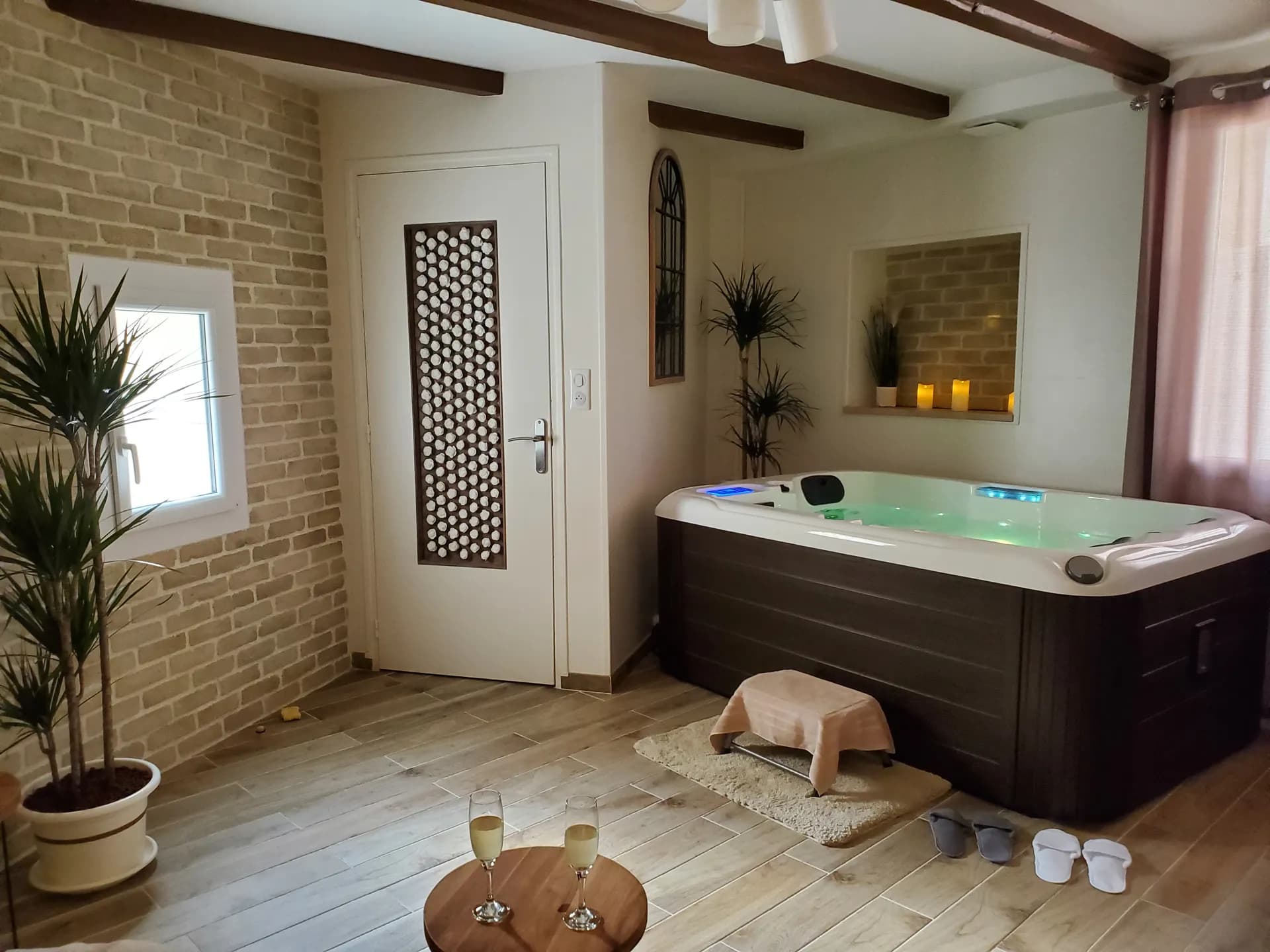 La pièce du spa privatif avec ses coupes de champagne