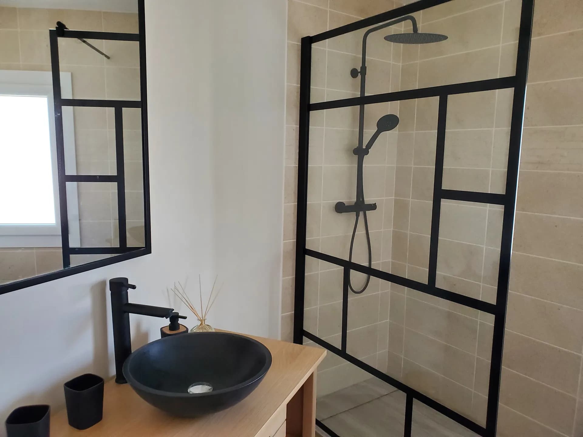 Salle de bain avec douche à l italienne et vasque noire