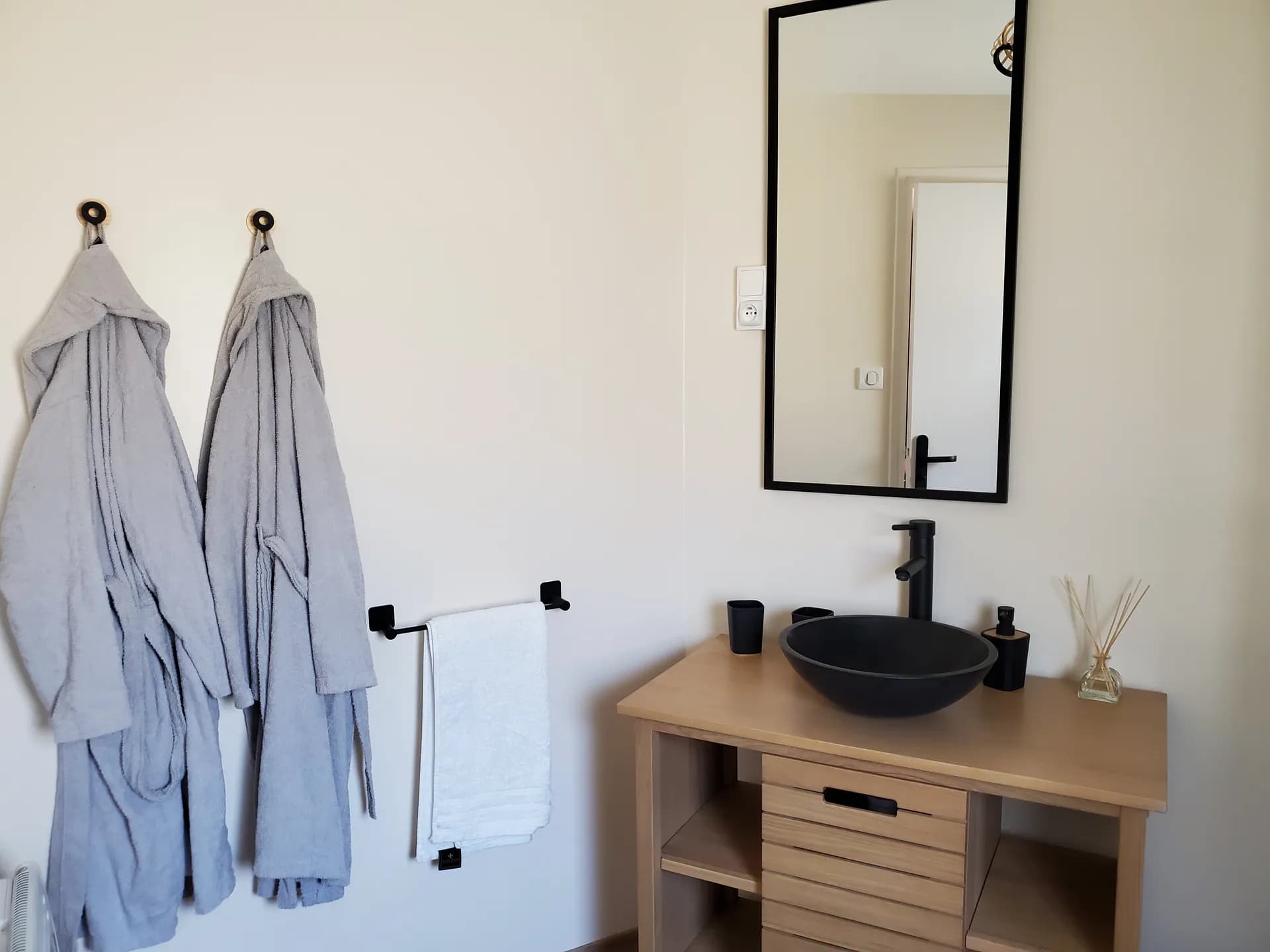 Salle de bain avec peignoirs et serviettes fournis