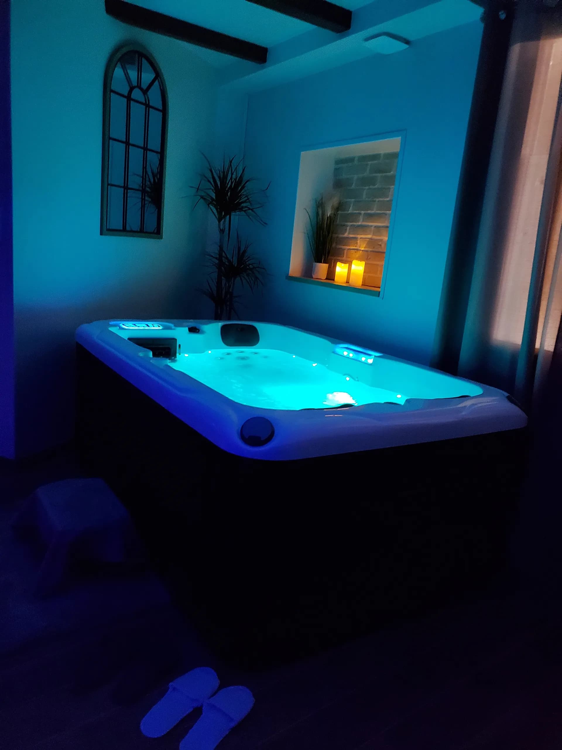 Spa privatif en luminothérapie bleue avec chaussons de bain