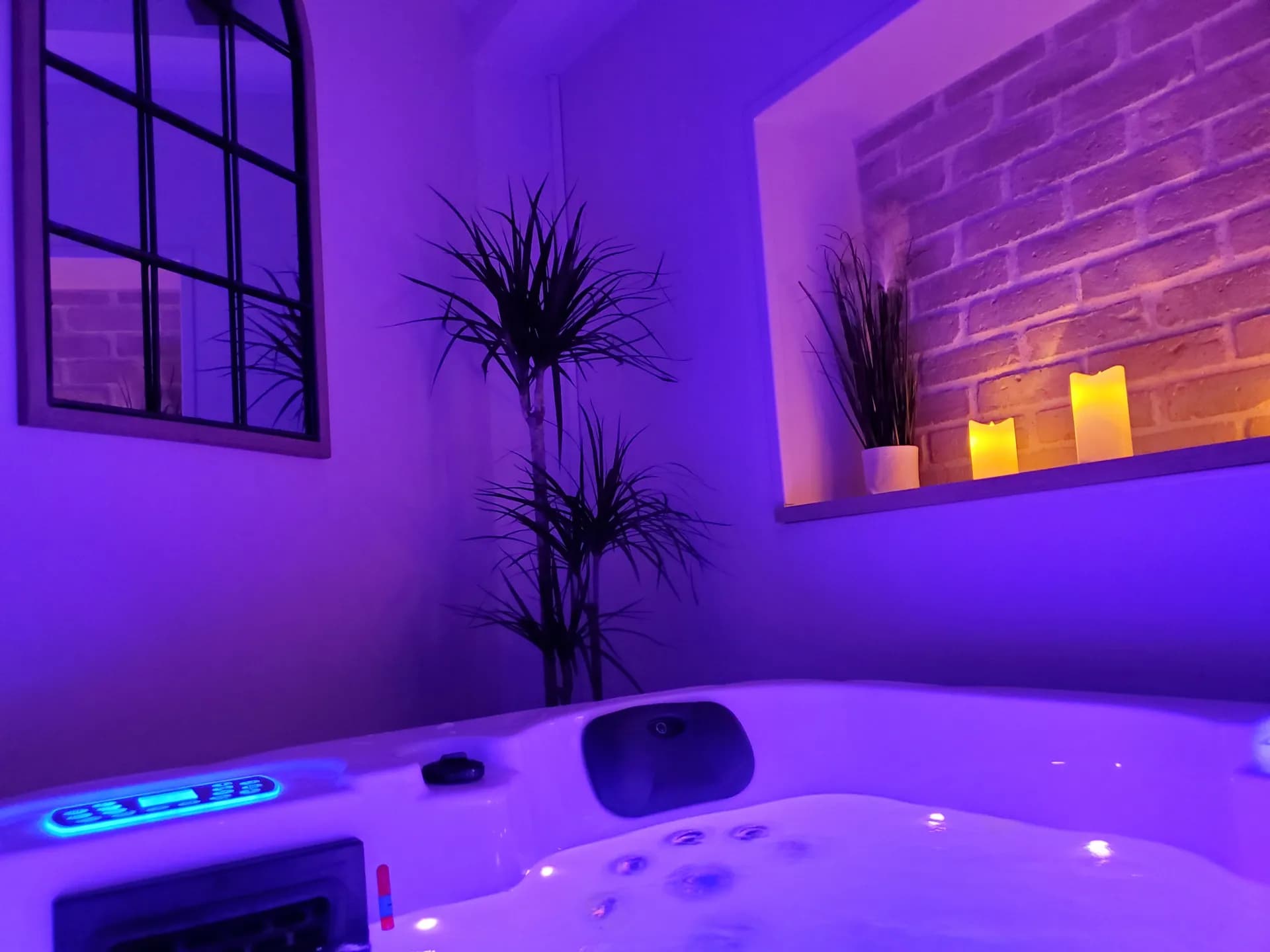 Spa privatif en luminothérapie violette et bougies