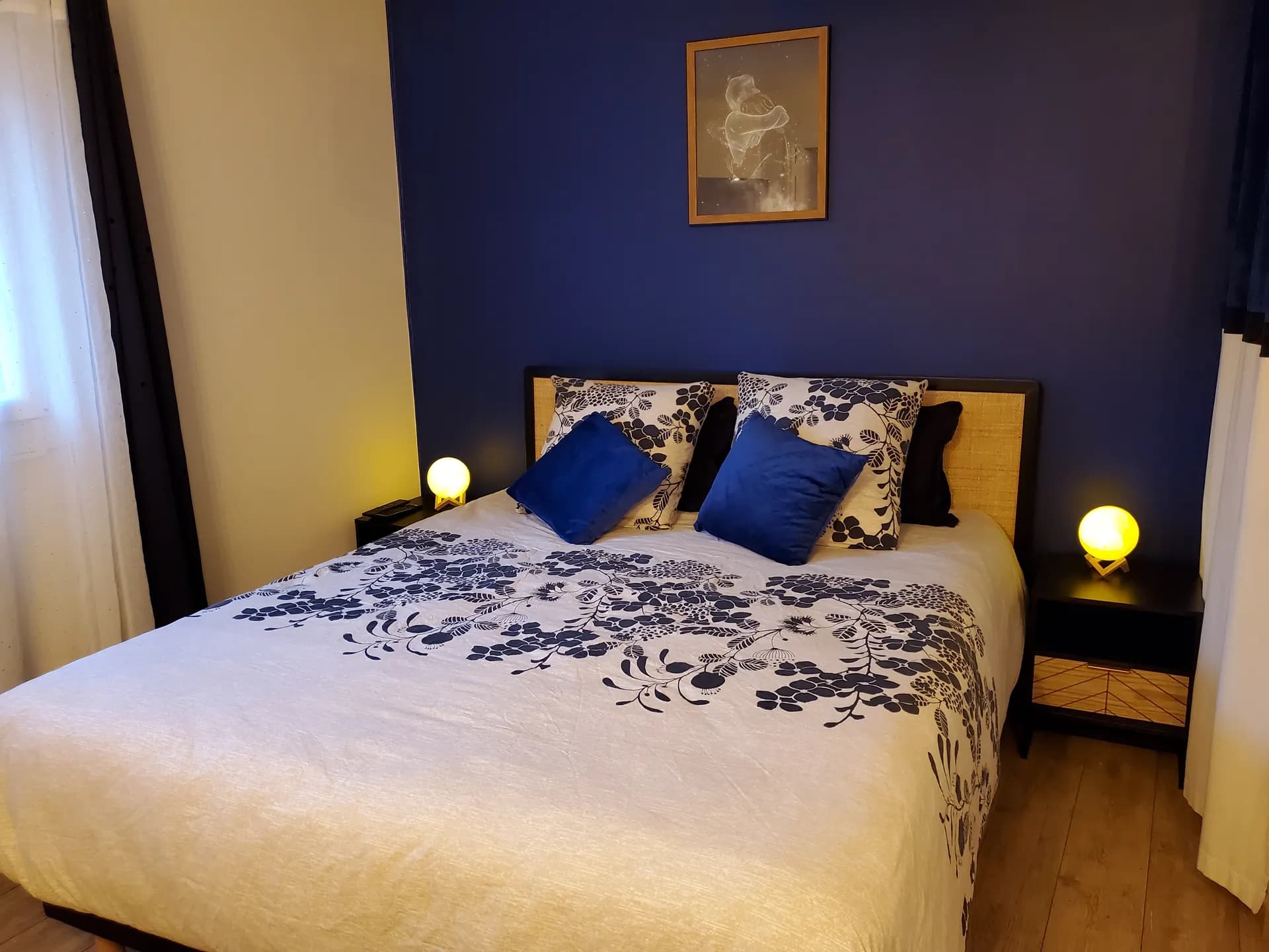Chambre avec lit double et lampes de chevet lune