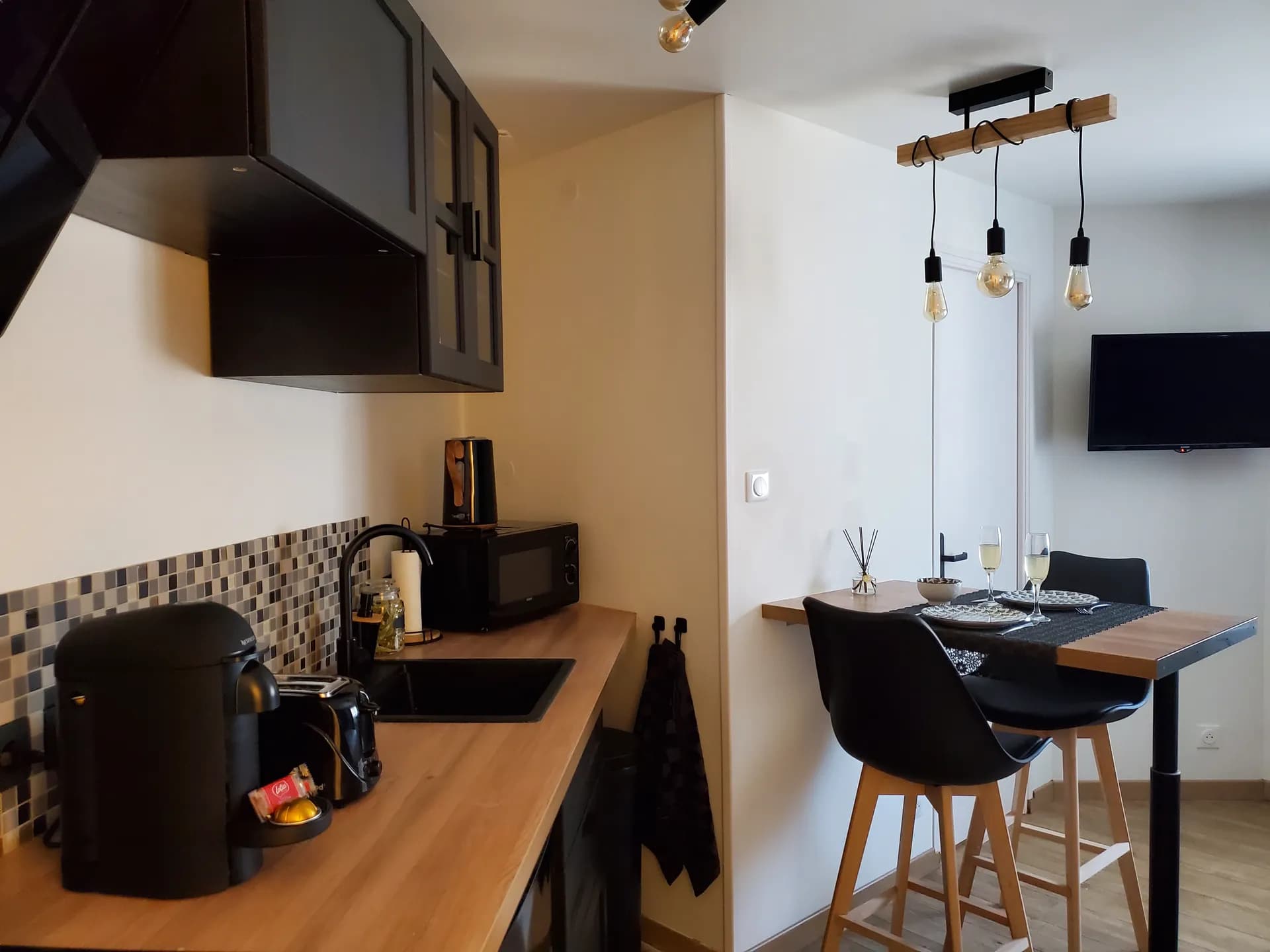 Kitchenette équipée et coin repas pour deux
