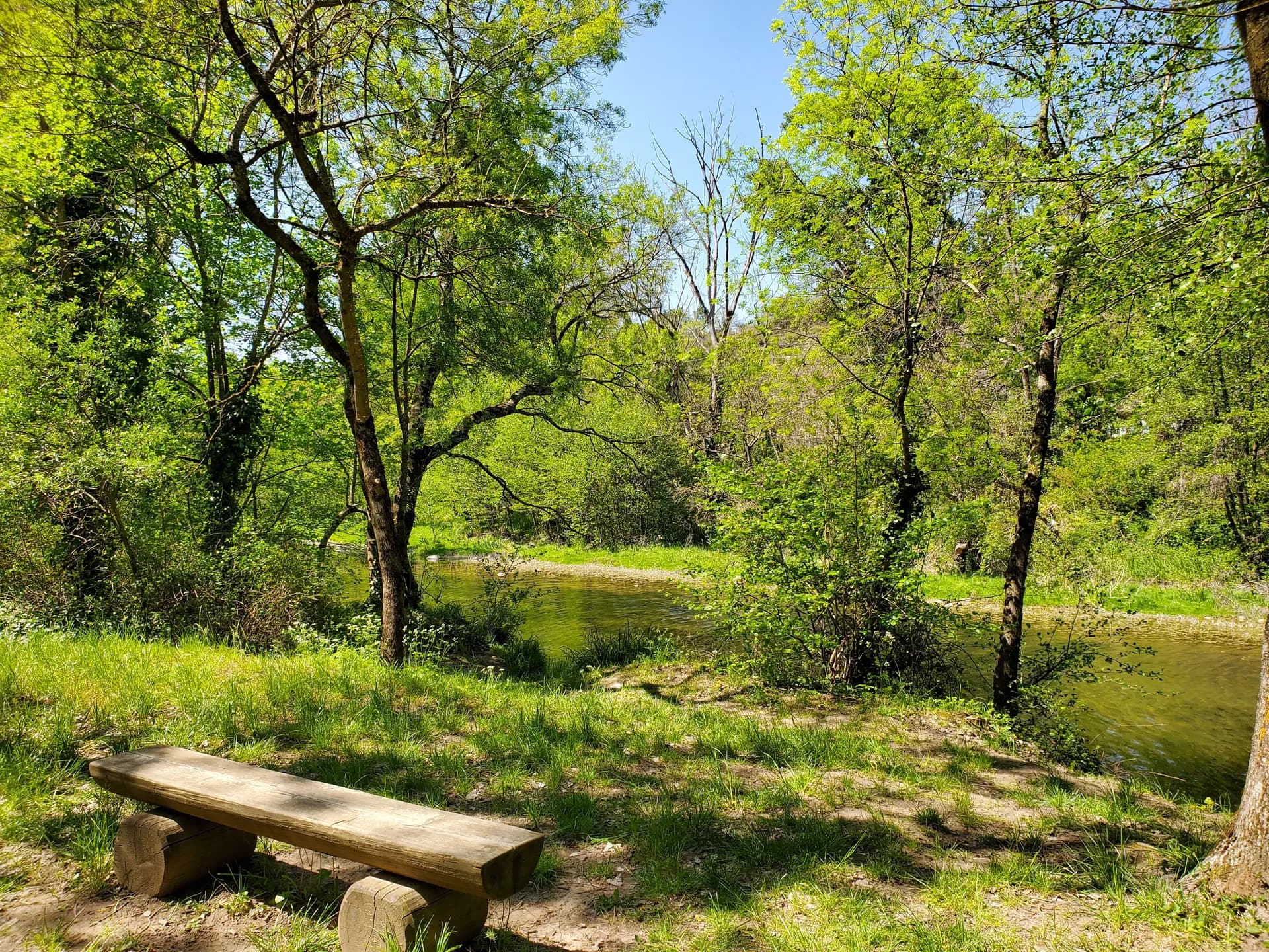 Rivière et paysage verdoyant de l'Ardèche, près de Flaviac