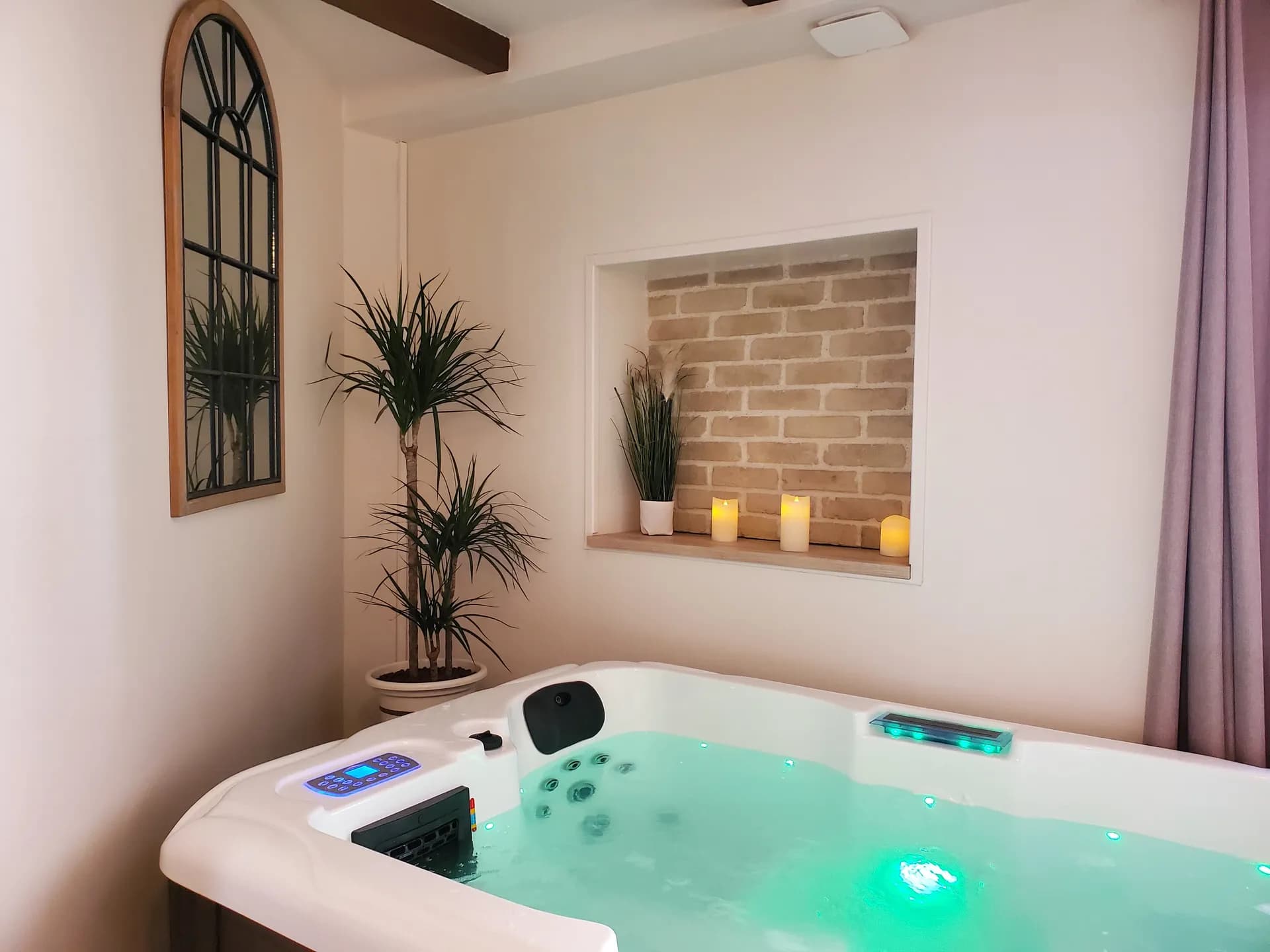 Spa privatif intérieur du gîte Mélovia Spa en journée