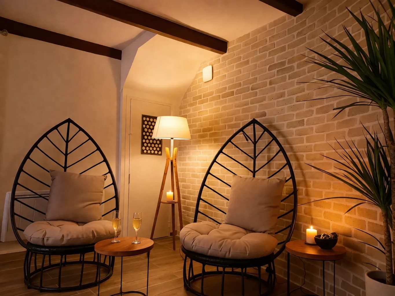 Coin détente du spa : deux fauteuils et coupes de champagne
