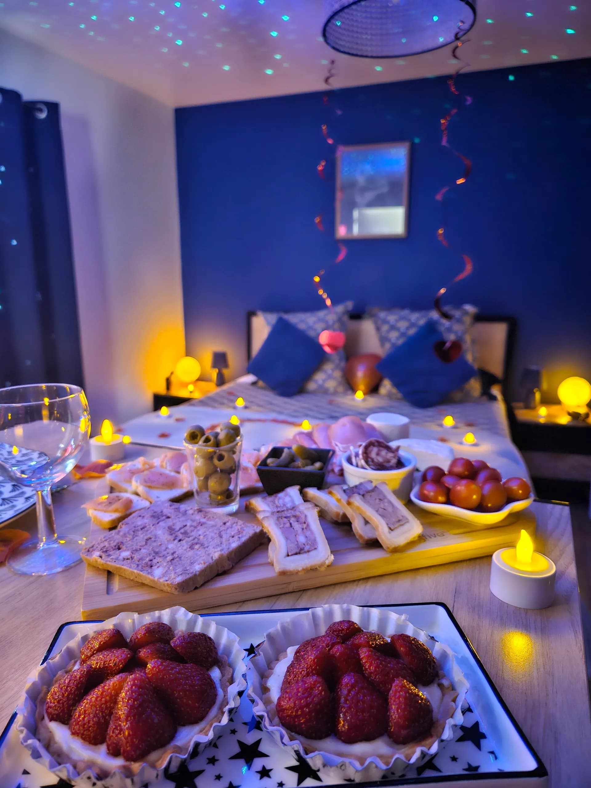 Table romantique dressée dans la chambre avec spa privatif